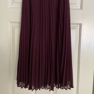 Burgundy, purple pleated chiffon Aritizia Babaton MIDI length skirt
